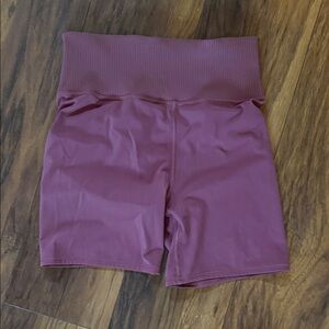Vuori Women's Ribbed Waist Bike Shorts in mauve